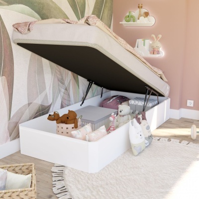 Cama infantil branca com colchão e brinquedos organizados em espaço de armazenamento aberto e decoração suave na parede