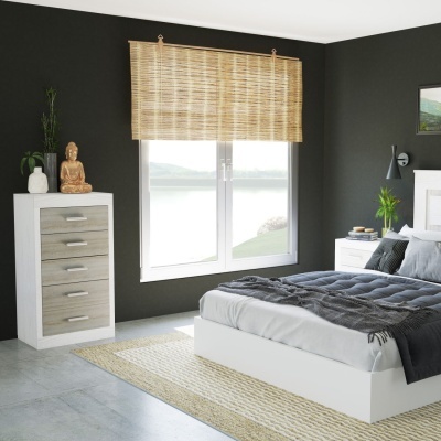 Quarto moderno com cama branca, cómoda com gavetas bege, cortina de palha e decoração minimalista