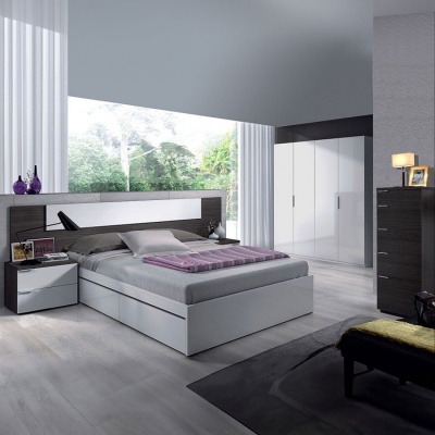 Quarto moderno com cama branca e cabeceira castanha, armário branco, cómoda escura e poltrona preta