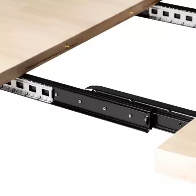 Extensão de mesa de madeira clara com correias de metal preto e cromado