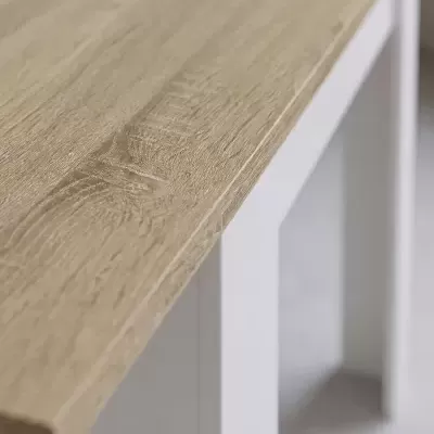 Mesa com tampo em madeira clara e pés brancos, design moderno