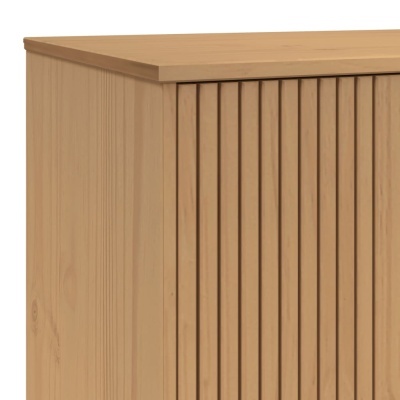 Cómoda em madeira clara com padrão vertical na porta