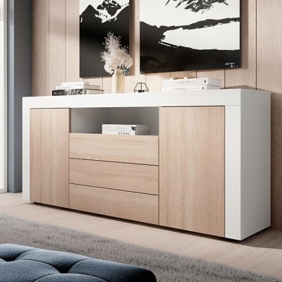 Aparador moderno em madeira clara e branca com decoração, em sala de estar