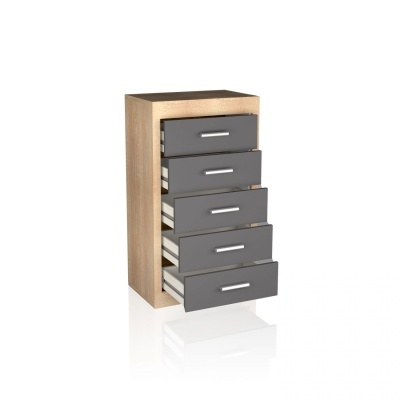 Cómoda de madeira com cinco gavetas cinzentas e puxadores metálicos