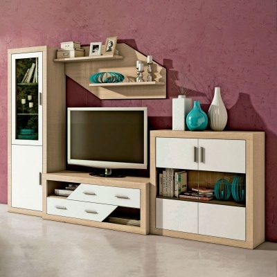 Conjunto de móveis para sala de estar em madeira clara e branco sobre parede rosa