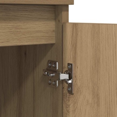 Dobradiça metálica prateada numa porta de madeira clara