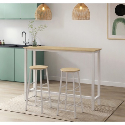Mesa alta com dois bancos em cozinha moderna com armários verdes e luminárias pendentes de rattan