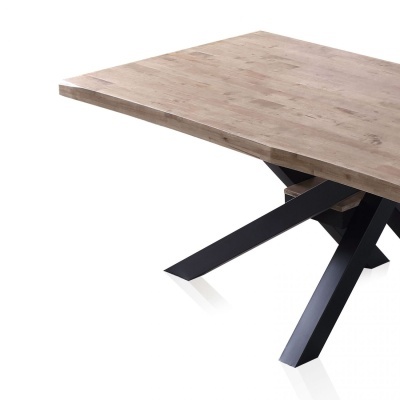 Mesa de madeira clara com pernas pretas cruzadas