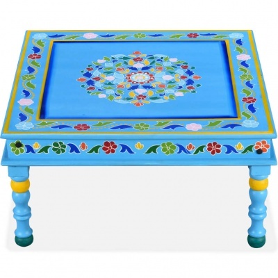 Mesa quadrada azul claro com decoração floral colorida e pernas torneadas