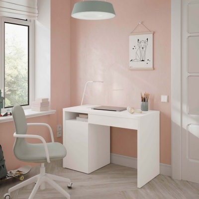 Mesa de escritório branca, cadeira giratória cinza claro, parede cor de rosa e quadro de gato desenhado