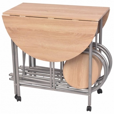 Mesa dobrável em madeira clara com estrutura metálica cinza e quatro bancos redondos.