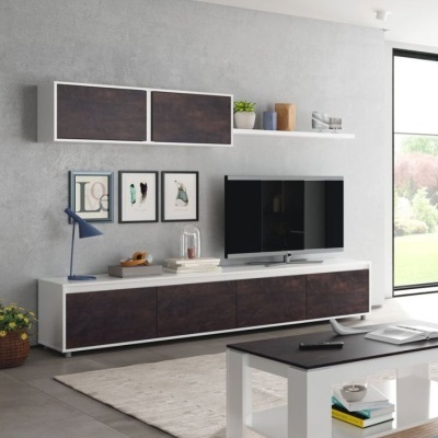 Móvel de sala de estar branco com portas escuras, televisão, estante suspensa e decoração