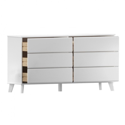 Cómoda branca com seis gavetas e pernas inclinadas