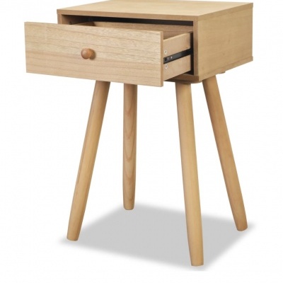 Mesa de apoio em madeira clara com gaveta aberta e quatro pernas