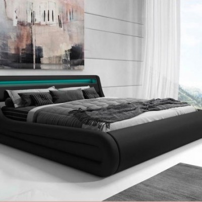 Cama de casal estofada preta com cabeceira iluminada e roupa de cama cinzenta