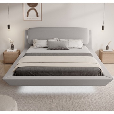 Cama de casal estofada cinza com roupa de cama neutra, mesas de cabeceira de madeira e candeeiros suspensos