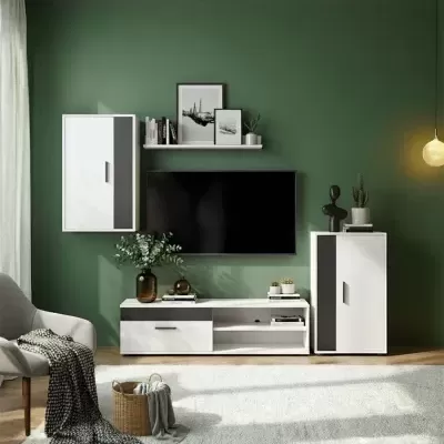 Interior de sala de estar com móvel de TV branco e cinza e parede verde.