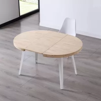 Mesa redonda extensível em madeira clara com pernas brancas e cadeira branca