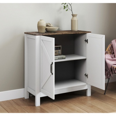 Móvel pequeno em madeira branca com tampo castanho escuro e portas abertas mostrando prateleira interior