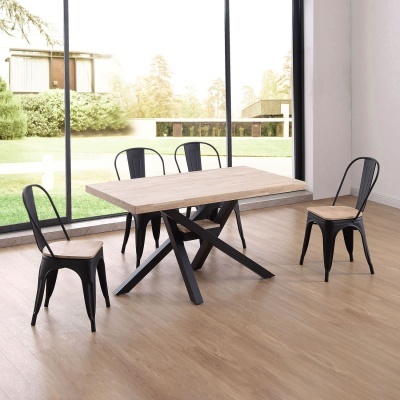 Mesa de jantar retangular em madeira clara com base preta em X e quatro cadeiras de metal preto com assentos de madeira