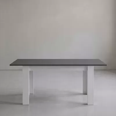 Mesa de jantar moderna com tampo preto e pernas brancas