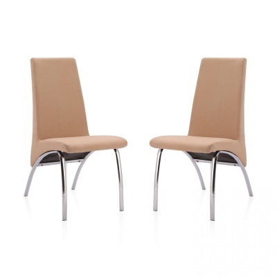 Par de cadeiras bege com pernas cromadas em fundo branco