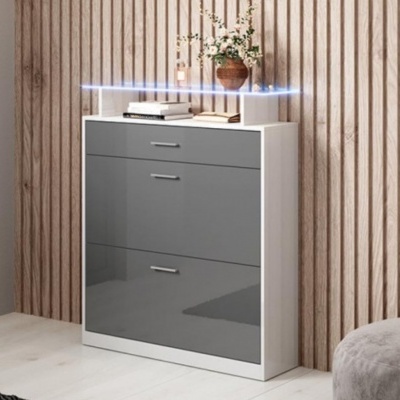 Aparador em madeira branco e cinzento com decoração em vaso e livros