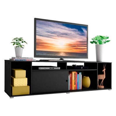 Móvel de TV preto decorado com plantas, livros, caixas e escultura, televisão mostrando pôr do sol.