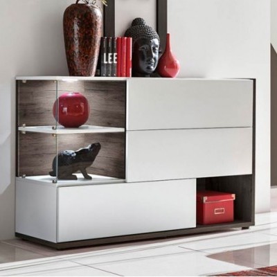 Móvel de arrumação branco e madeira escura com decoração e objetos vermelhos e negros