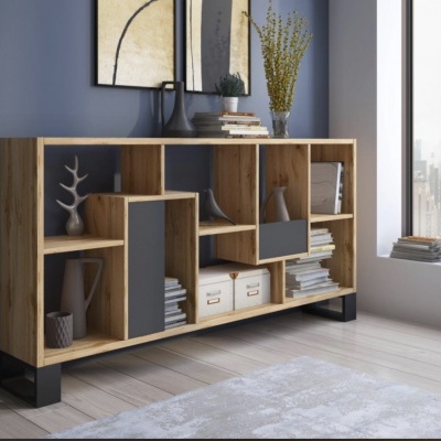 Aparador moderno em madeira clara e preto, decorado com livros, vasos e flores, numa sala luminosa com janela grande