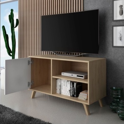 Móvel de TV em madeira clara com compartimentos e porta aberta