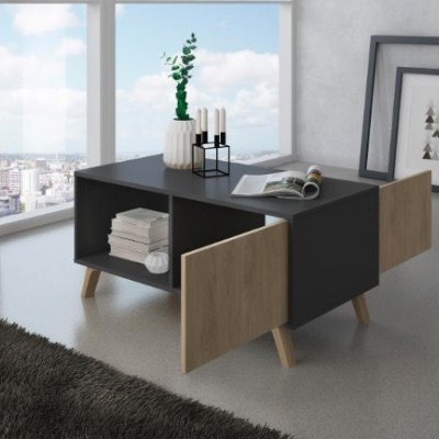 Mesa de centro em madeira clara e negra com decoração em vaso branco, castiçais e revista em sala moderna