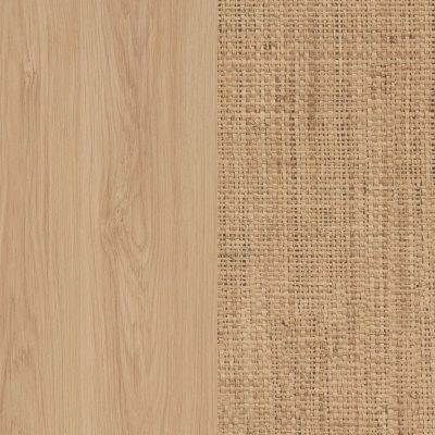 Superfície de madeira clara ao lado de tecido bege texturizado