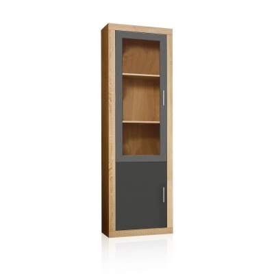 Móvel de arrumação alto em madeira clara com porta de vidro e porta sólida cinzenta