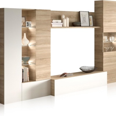 Móvel de sala moderno branco e madeira com prateleiras iluminadas