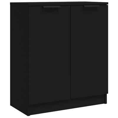 Armário preto de duas portas com puxadores pretos em fundo branco