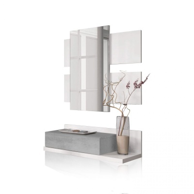 Espelho dividido em seis partes com prateleira branca, caixa cinza e vaso com ramos secos