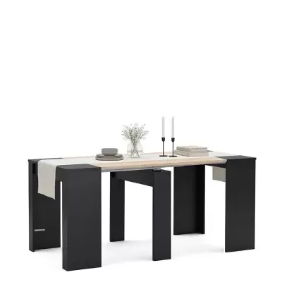 Mesa extensível moderna com tampo claro e estrutura preta decorada com jarro, castiçais e livro