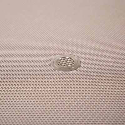 Tecido bege com padrão de malha e ilhó metálico circular