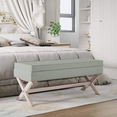 Banco estofado cinzento com estrutura de madeira clara perto de cama num quarto moderno