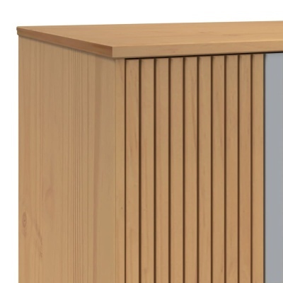 Móvel em madeira com portas ripadas e secção cinza