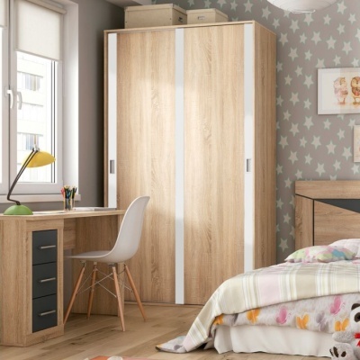 Roupeiro de madeira clara com portas de correr, secretária e cadeira, cama com roupa de cama colorida e papel de parede com estrelas brancas