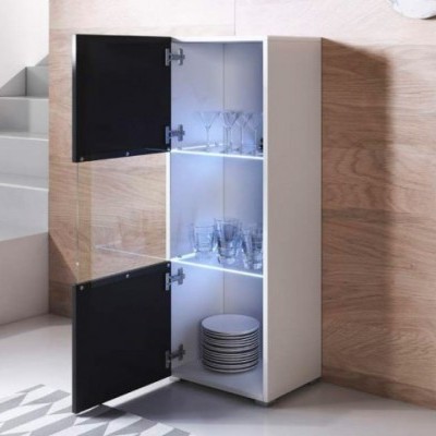 Móvel de arrumação branco com portas de vidro pretas e utensílios de cozinha