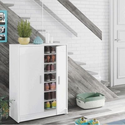 Armário branco para arrumação com prateleiras e calçado, em hall com parede branca de tijolos e escadas cinza