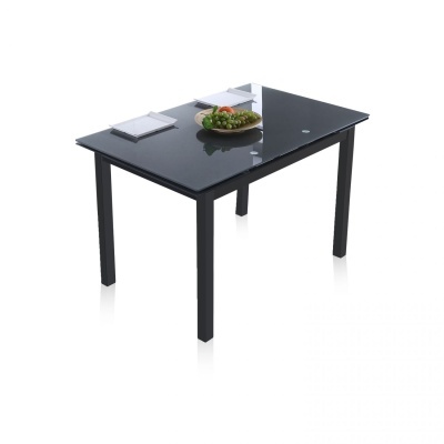 Mesa de vidro preto com pernas pretas, cadernos e frutas sobre o tampo