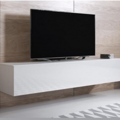 Móvel branco suspenso com televisão preta e parede de madeira clara