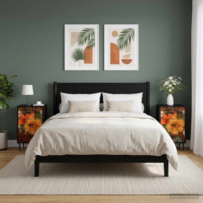 Quarto com cama preta, colcha bege, mesas de cabeceira florais e quadros decorativos na parede verde.
