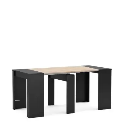 Mesa de jantar extensível com tampo em madeira clara e pernas pretas.