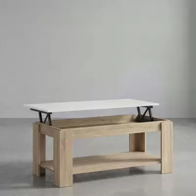 Mesa de centro em madeira clara com tampo levantável branco em ambiente minimalista.