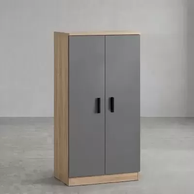 Armário de duas portas cinzentas com corpo em madeira clara